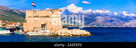 Die schöne Landschaft von Dalmatien. Kroatien. Traditionelles Fischerdorf Kastela, Blick auf alte Turm Festung Nehaj Turm Stockfoto