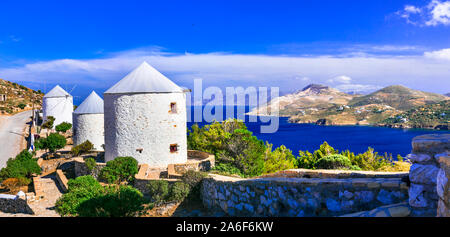 Leros - Schöne authentische Insel Griechenlands. Ansicht mit traditionellen griechischen Windmühlen, Dodekanes. Stockfoto