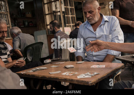 Alte Männer aus Damaskus spielen Karten und Würfelspiele Stockfoto