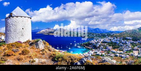 Leros - Schöne authentische Insel Griechenlands. Ansicht mit traditionellen griechischen Windmühlen, Dodekanes. Stockfoto