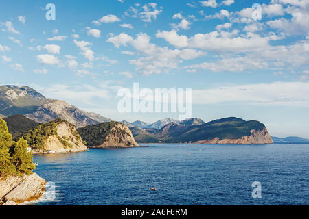 Das Meer, die Berge und den Himmel sehen. Petrovac na Moru in Montenegro Stockfoto