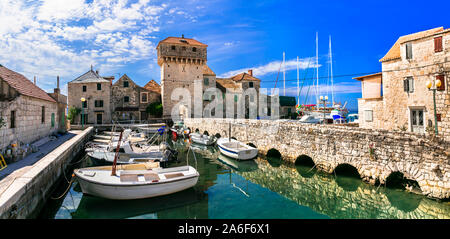 Die schöne Landschaft von Dalmatien. Kroatien. Alte Burg und traditionellen Fischerdorf Kastel Gomilica in Kastela Stadt Stockfoto