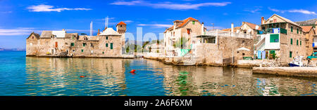 Die schöne Landschaft von Dalmatien. Kroatien. Alte Burg und traditionellen Fischerdorf Kastel Gomilica in Kastela Stadt Stockfoto