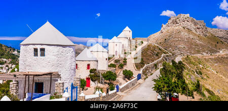 Leros - Schöne authentische Insel Griechenlands. Ansicht mit traditionellen griechischen Windmühlen, Dodekanes. Stockfoto