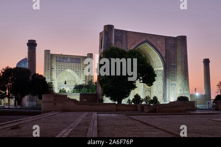 Beleuchtete Bibi-Khanym Moschee oder Bibi Khanum Moschee nach Sonnenuntergang, Samarkand, Usbekistan, in Zentralasien Stockfoto