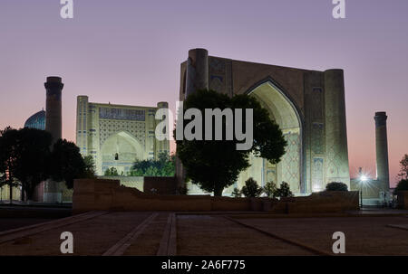 Beleuchtete Bibi-Khanym Moschee oder Bibi Khanum Moschee nach Sonnenuntergang, Samarkand, Usbekistan, in Zentralasien Stockfoto