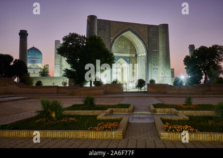 Beleuchtete Bibi-Khanym Moschee oder Bibi Khanum Moschee nach Sonnenuntergang, Samarkand, Usbekistan, in Zentralasien Stockfoto