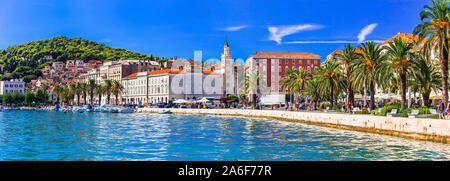 Schöne Altstadt von Split, mit Häusern und Meer, Dalmatien, Kroatien. Stockfoto