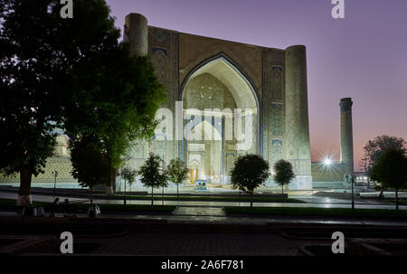 Beleuchtete Bibi-Khanym Moschee oder Bibi Khanum Moschee nach Sonnenuntergang, Samarkand, Usbekistan, in Zentralasien Stockfoto