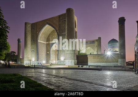 Beleuchtete Bibi-Khanym Moschee oder Bibi Khanum Moschee nach Sonnenuntergang, Samarkand, Usbekistan, in Zentralasien Stockfoto