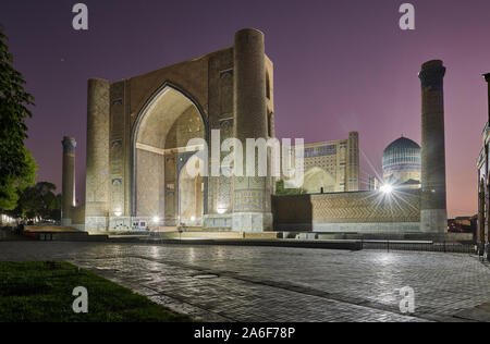 Beleuchtete Bibi-Khanym Moschee oder Bibi Khanum Moschee nach Sonnenuntergang, Samarkand, Usbekistan, in Zentralasien Stockfoto