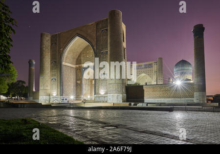 Beleuchtete Bibi-Khanym Moschee oder Bibi Khanum Moschee nach Sonnenuntergang, Samarkand, Usbekistan, in Zentralasien Stockfoto