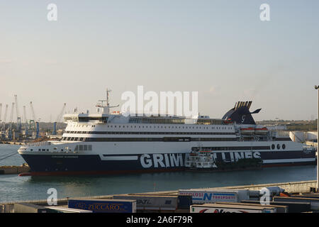 Grimaldi Lines Fähre, Hafen von Civitavecchia, in der Nähe von Rom, Latium, Italien Stockfoto