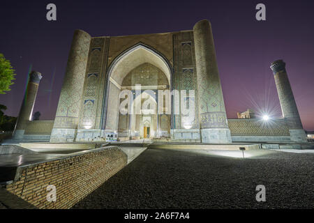 Beleuchtete Bibi-Khanym Moschee oder Bibi Khanum Moschee nach Sonnenuntergang, Samarkand, Usbekistan, in Zentralasien Stockfoto