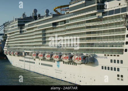 Die Norwegian Epic Kreuzfahrtschiff günstig neben am Hafen Civitavecchia Italien. Hafen von Civitavecchia bei Rom, Latium Stockfoto