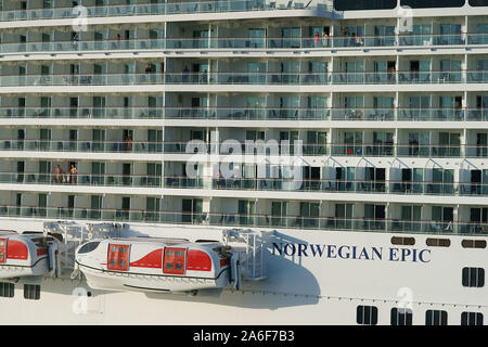 Die Norwegian Epic Kreuzfahrtschiff günstig neben am Hafen Civitavecchia Italien. Hafen von Civitavecchia bei Rom, Latium Stockfoto