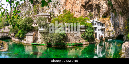 Beeindruckende islamische Kloster in Blagaj Tekija, Bosnien und Herzegowina. Stockfoto