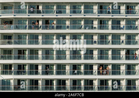 Die Norwegian Epic Kreuzfahrtschiff günstig neben am Hafen Civitavecchia Italien. Hafen von Civitavecchia bei Rom, Latium Stockfoto