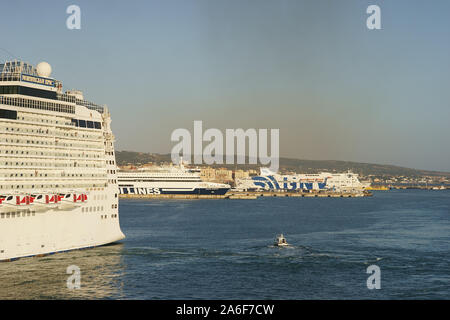 Die Norwegian Epic Kreuzfahrtschiff günstig neben am Hafen Civitavecchia Italien. Hafen von Civitavecchia bei Rom, Latium Stockfoto