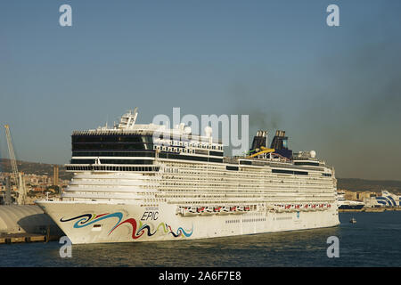 Die Norwegian Epic Kreuzfahrtschiff günstig neben am Hafen Civitavecchia Italien. Hafen von Civitavecchia bei Rom, Latium Stockfoto