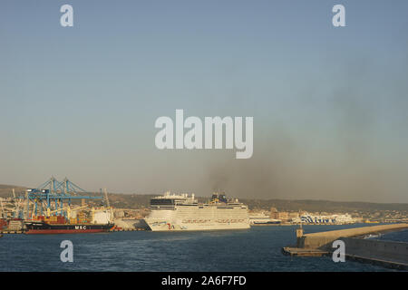 Die Norwegian Epic Kreuzfahrtschiff günstig neben am Hafen Civitavecchia Italien. Hafen von Civitavecchia bei Rom, Latium Stockfoto