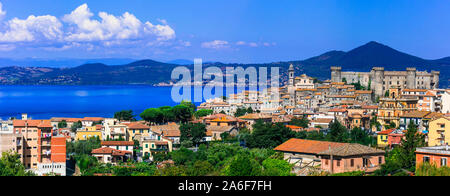 Beeindruckende Bracciano Dorf, mit Blick auf den See, die Berge und das alte Schloss Odescalchi, Region Latium, Italien. Stockfoto