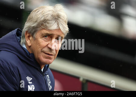 Das Stadion in London, London, Großbritannien. 26 Okt, 2019. Fußball der englischen Premier League, West Ham United gegen Sheffield United; West Ham United Manager Manuel Pellegrini - Streng redaktionelle Verwendung. Keine Verwendung mit nicht autorisierten Audio-, Video-, Daten-, Spielpläne, Verein/liga Logos oder "live" Dienstleistungen. On-line-in-Match mit 120 Bildern beschränkt, kein Video-Emulation. Keine Verwendung in Wetten, Spiele oder einzelne Verein/Liga/player Publikationen Quelle: Aktion plus Sport/Alamy leben Nachrichten Stockfoto