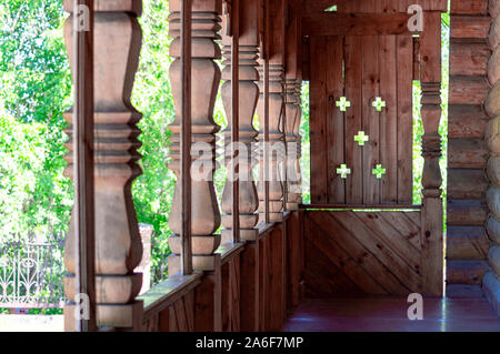 Holz- Architektur. Fragment der Veranda eines alten christlichen Tempel. Geschnitzte Säulen. Blick entlang. Stockfoto