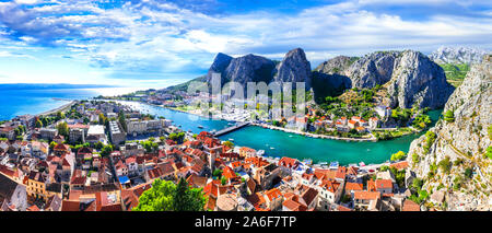 Beeindruckende Omis Dorf, Panoramaaussicht, Dalmatien, Kroatien. Stockfoto