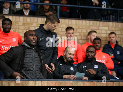 Southend United manager Sol Campbell (links) Während der Himmel Wette Liga ein Spiel an Wurzeln Hall, Southend. Stockfoto