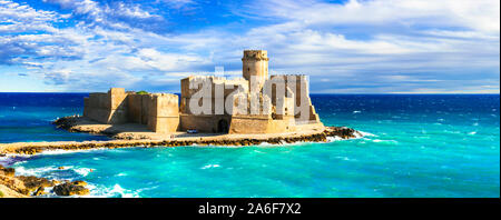 Beeindruckenden alten fortreess über Meer, Le Castella Isola Capo Rizzuto, in der Nähe von Crotone, Kalabrien, Italien. Stockfoto