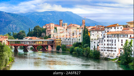 Beeindruckende Bassano del Grappa Altstadt, mit Blick auf Häuser, Schloss, Brenta und Brücke, in der Nähe von Vicenza, Venetien, Italien. Stockfoto