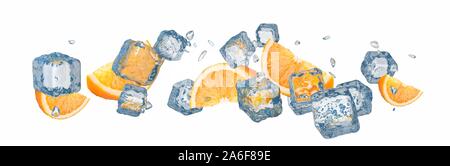 Stücke von Orangen mit Eiswürfel, auf weissem Hintergrund - 3D-Rendering Stockfoto
