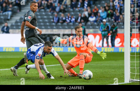 Berlin, Deutschland. 26 Okt, 2019. Fussball: Bundesliga, Hertha BSC - 1899 Hoffenheim, 9. Spieltag, Olympiastadion Berlin. Berliner Vedad Ibisevic (M) wird der Gewinner gegen Oliver Baumann der TSG Hoffenheim (r) und Kevin Akpoguma werden. Credit: Andreas Gora/dpa - WICHTIGER HINWEIS: In Übereinstimmung mit den Anforderungen der DFL Deutsche Fußball Liga oder der DFB Deutscher Fußball-Bund ist es untersagt, zu verwenden oder verwendet Fotos im Stadion und/oder das Spiel in Form von Bildern und/oder Videos - wie Foto Sequenzen getroffen haben./dpa/Alamy leben Nachrichten Stockfoto