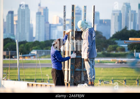 Pasay City, Philippinen. 25 Okt, 2019. Der chinesische und der philippinischen Regierung unterzeichnet sechs beschäftigt sich letzte Woche, dass höhere Beihilfen für die südostasiatischen Nation auf insgesamt US $ 924 Mio. in Form von Darlehen und Zuschüssen, aber die Summe ist ein langer Weg von der US $ 9 Mrd. zugesagt, zuletzt 2016. Die neuesten Angebote inklusive Machbarkeitsstudien für zwei Arbeitsplätze auf dem Bau gebunden Duterte bauen, bauen, bauen, eine Infrastruktur Initiative schwor er, wirtschaftlichen Fortschritt vorantreiben würde. (Foto von Mary Grace Catin/Pacific Press) Quelle: Pacific Press Agency/Alamy leben Nachrichten Stockfoto