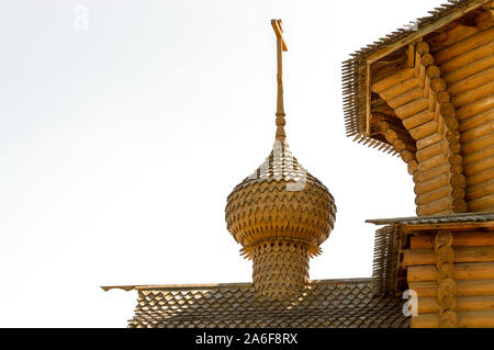 Kuppel mit einem Kreuz aus Holz christliche Kirche in der Sonne. Ansicht von unten. Stockfoto