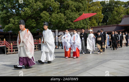 Tokyo, Japan - 31. Oktober 2018: Eine traditionelle japanische Hochzeit Prozession in der Nähe der Meiji Tempel in Tokio, Japan. Stockfoto