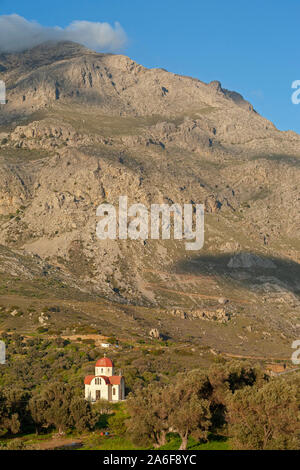 Eine einsame Kirche in der kedros Berge in der Nähe von Spili, Insel Kreta, Griechenland. Stockfoto