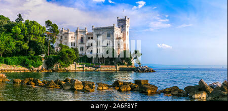 Eine der schönsten Burgen Italiens - Miramar Castle in Triest. Stockfoto