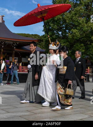 Tokyo, Japan - 31. Oktober 2018: Die Braut und der Bräutigam in einem traditionellen japanischen Hochzeit Prozession in der Nähe der Meiji Tempel in Tokio, Japan. Stockfoto