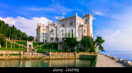 Eine der schönsten Burgen Italiens - Miramar Castle in Triest. Stockfoto