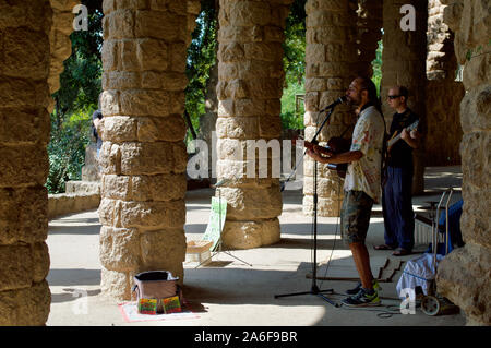 Buskers im Park Güell in Barcelona, Spanien durchführen Stockfoto