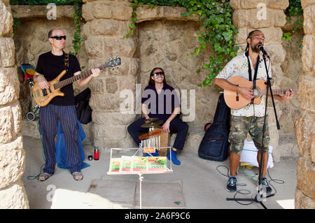 Buskers im Park Güell in Barcelona, Spanien durchführen Stockfoto