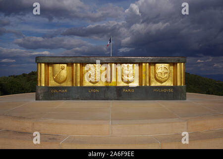 Denkmal zu Ehren der Soldaten des Ersten Weltkrieges in Frankreich, mit dem Wappen und der schriftlichen Namen von vier französische Städte Stockfoto