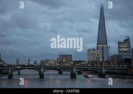 Der Shard Allgemeine Ansicht GV aus der Millennium Bridge am frühen Abend im Herbst. Stockfoto