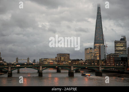 Der Shard Allgemeine Ansicht GV aus der Millennium Bridge am frühen Abend im Herbst. Stockfoto