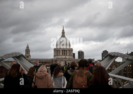 Die St Paul's Kathedrale Allgemeine Ansicht GV aus der Millennium Bridge am frühen Abend im Herbst. Stockfoto