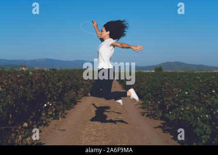 Glückliche junge Frau, springen in die Luft, in der Natur Stockfoto