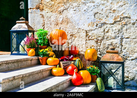 Herbst noch leben und Straße Dekoration mit Kürbissen Stockfoto