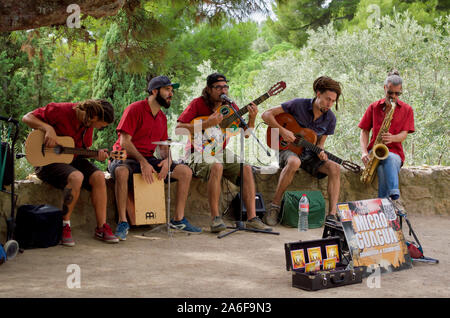 Buskers im Park Güell in Barcelona, Spanien durchführen Stockfoto